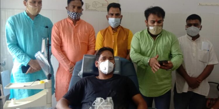 भाजयुमो टिहरी गढ़वाल के कार्यकर्ताओं ने जिला अस्पताल बौराड़ी में किया रक्तदान