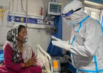 मुख्यमंत्री ने पीपीई किट पहनकर ली कोविड मरीजों की सुध