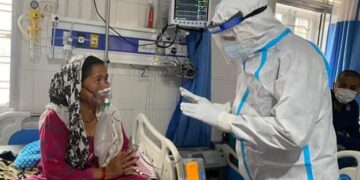 मुख्यमंत्री ने पीपीई किट पहनकर ली कोविड मरीजों की सुध