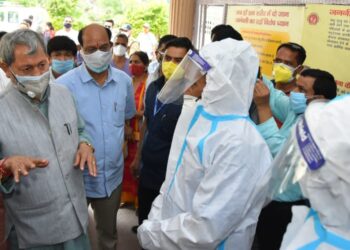 मुख्यमंत्री ने उप जिला चिकित्सालय नरेंद्रनगर में भर्ती मरीजों का हालचाल जाना