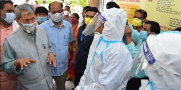 मुख्यमंत्री ने उप जिला चिकित्सालय नरेंद्रनगर में भर्ती मरीजों का हालचाल जाना