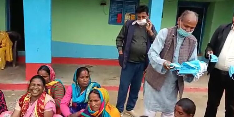 बारातियों को शूरवीरलाल जी ने बांटे मास्क