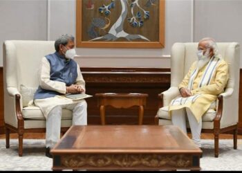 CM तीरथ सिंह रावत ने प्रधानमंत्री को भेंट की कंडाली जैकेट