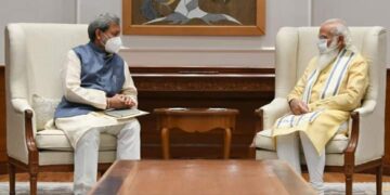 CM तीरथ सिंह रावत ने प्रधानमंत्री को भेंट की कंडाली जैकेट