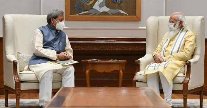 CM तीरथ सिंह रावत ने प्रधानमंत्री को भेंट की कंडाली जैकेट