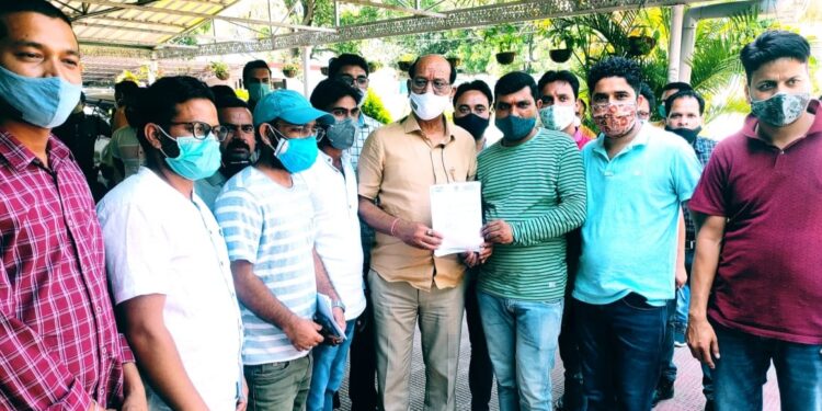 मंत्री सुबोध उनियाल के आश्वासन पर मनरेगाकर्मियों का आंदोलन स्थगित