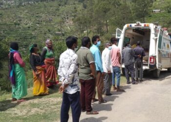 टीएचडीसी व रिवाज संस्था द्वारा बांटे गए मास्क सेनिटाइजर व दवाइयां