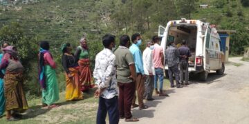 टीएचडीसी व रिवाज संस्था द्वारा बांटे गए मास्क सेनिटाइजर व दवाइयां