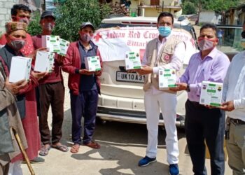 रेडक्रास समिति उत्तरकाशी ने ग्रामीणों को बांटे मास्क व दवाइयां