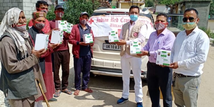 रेडक्रास समिति उत्तरकाशी ने ग्रामीणों को बांटे मास्क व दवाइयां