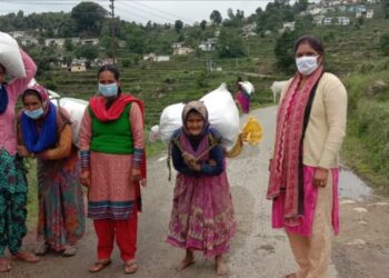 ब्लॉक प्रमुख श्रीमती बसुमती घनाता के प्रयास व काफल फाउंडेशन के सहयोग से बंटी खाद्य सामग्री