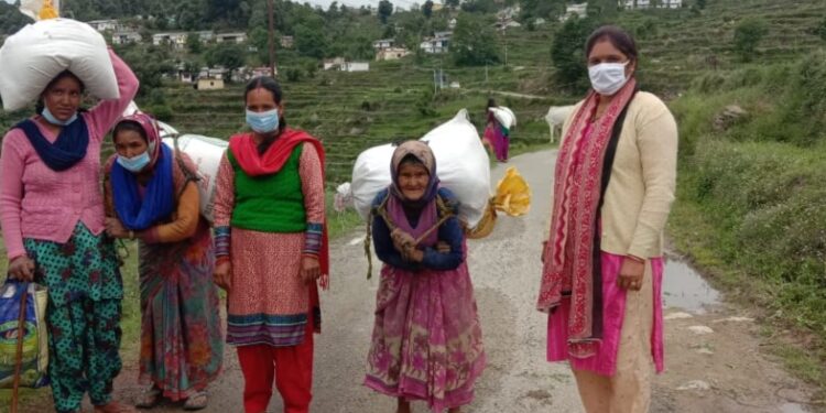 ब्लॉक प्रमुख श्रीमती बसुमती घनाता के प्रयास व काफल फाउंडेशन के सहयोग से बंटी खाद्य सामग्री