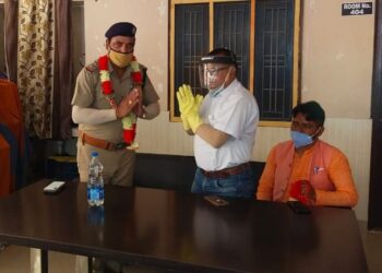 घनसाली थाने में नवनियुक्त थानाध्यक्ष का व्यापार मंडल अध्यक्ष डॉ. नरेंद्र डंगवाल ने किया स्वागत