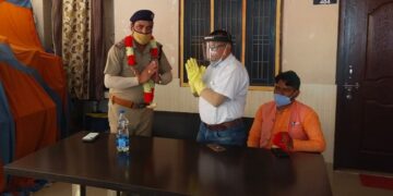 घनसाली थाने में नवनियुक्त थानाध्यक्ष का व्यापार मंडल अध्यक्ष डॉ. नरेंद्र डंगवाल ने किया स्वागत