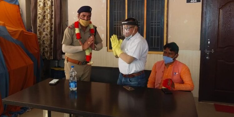 घनसाली थाने में नवनियुक्त थानाध्यक्ष का व्यापार मंडल अध्यक्ष डॉ. नरेंद्र डंगवाल ने किया स्वागत