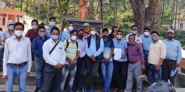 कृषि मंत्री श्री सुबोध उनियाल के लिखित आश्वासन के बाद माने मनरेगाकर्मी