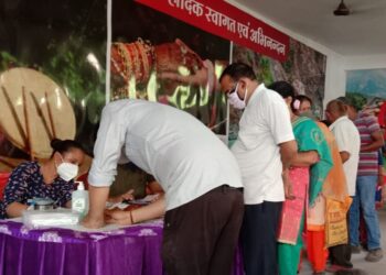 ग्राम प्रधान संगीता थपलियाल के प्रयास से ग्रामीणों को लगी वैक्सीन