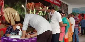 ग्राम प्रधान संगीता थपलियाल के प्रयास से ग्रामीणों को लगी वैक्सीन