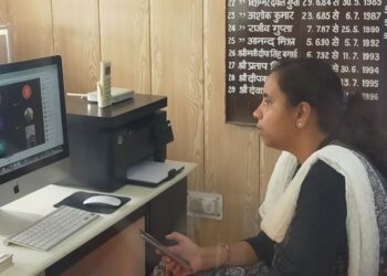 बिजली के झूलते तारों, जंग लगे पोलों व क्षतिग्रस्त इंसुलेटर को 15 दिन के अंदर बदलें