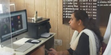 बिजली के झूलते तारों, जंग लगे पोलों व क्षतिग्रस्त इंसुलेटर को 15 दिन के अंदर बदलें
