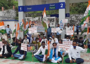 महंगाई के विरोध में कांग्रेस ने किया पेट्रोल पंपों पर धरना प्रदर्शन