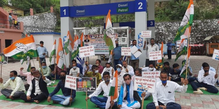 महंगाई के विरोध में कांग्रेस ने किया पेट्रोल पंपों पर धरना प्रदर्शन