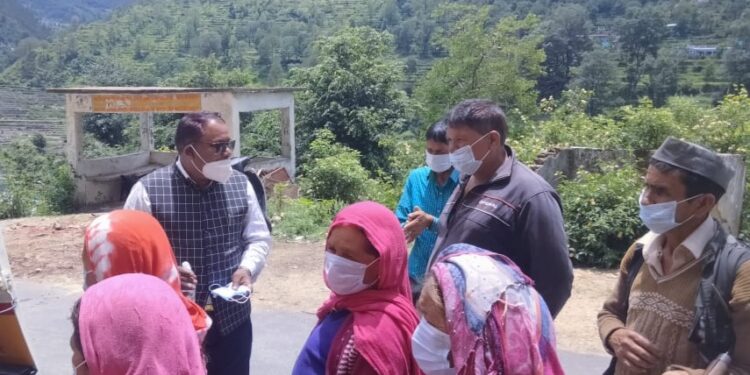 हिमालय ज्ञान विज्ञान संस्था ने स्वास्थ्य शिविर लगाकर बांटी दवा