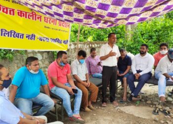 नेपाली फार्म पर टोल प्लाजा के खिलाफ प्रधान संगठन का धरना जारी