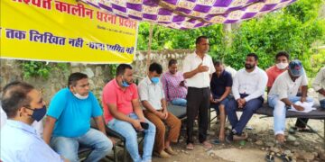 नेपाली फार्म पर टोल प्लाजा के खिलाफ प्रधान संगठन का धरना जारी