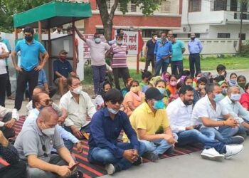 ग्रामीणों ने दी डिफेंस कॉलोनी गेट हटाने की चेतावनी