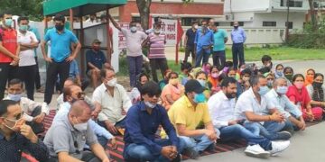ग्रामीणों ने दी डिफेंस कॉलोनी गेट हटाने की चेतावनी