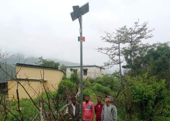 विधायक निधि से लगी सोलर लाइटें, ग़ांव के अंधेरे रास्ते होंगे रौशन