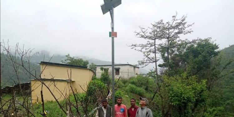 विधायक निधि से लगी सोलर लाइटें, ग़ांव के अंधेरे रास्ते होंगे रौशन