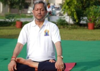 CM रावत ने उत्तराखण्ड आयुर्वेदिक विश्व विद्यालय परिसर में किया योगाभ्यास