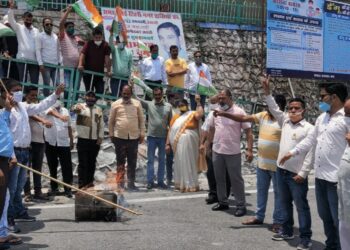 RTPCR टेस्टिंग घोटाले के विरोध में कांग्रेस ने जलाया तीरथ सरकार का पुतला