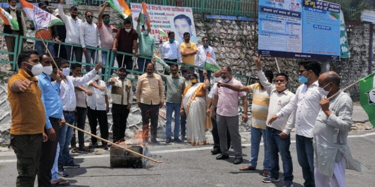 RTPCR टेस्टिंग घोटाले के विरोध में कांग्रेस ने जलाया तीरथ सरकार का पुतला