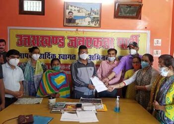 स्टाफ नर्सेज महासंघ की मांगें हल करे सरकार : दिनेश धनै