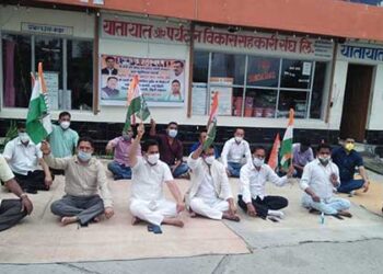 पेट्रोल-डीजल के दामों में बेतहाशा वृद्धि के खिलाफ भड़के कांग्रेसी