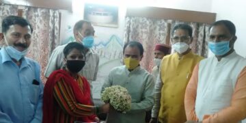 प्रमुख सुनीता देवी ने स्वास्थ्य मंत्री को बताई ढुंगमंदार की समस्याएं