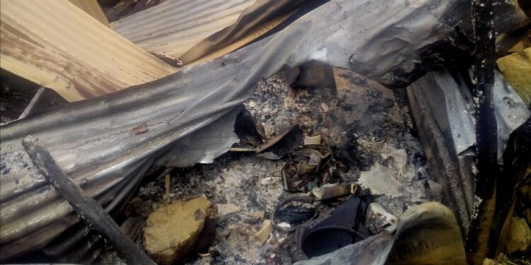 अज्ञात व्यक्ति ने दुकान में लगाई आग, 3 लाख का सामान जलकर खाक