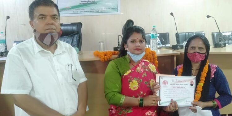 जाखणीधार में बंटे प्रधानमंत्री आवास योजना के स्वीकृति पत्र