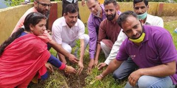 चौपड़ियाल गांव में दिनेश धनै किया वृक्षारोपण