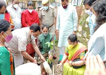 प्रभारी मंत्री डॉ. हरक सिंह रावत ने के-ब्लॉक में लगाया रुद्राक्ष का वृक्ष