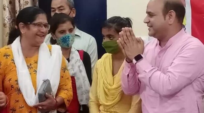 समाजसेवी श्री बीर सिंह पंवार ने 5 कन्याओं को लिया गोद