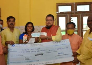 मुख्यमंत्री में भारतीय महिला हॉकी खिलाड़ी वंदना कटारिया को दिया 25 लाख का चेक