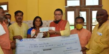 मुख्यमंत्री में भारतीय महिला हॉकी खिलाड़ी वंदना कटारिया को दिया 25 लाख का चेक