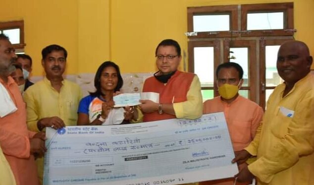 मुख्यमंत्री में भारतीय महिला हॉकी खिलाड़ी वंदना कटारिया को दिया 25 लाख का चेक
