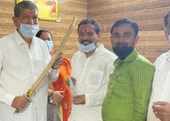 राष्ट्रीय मजदूर कांग्रेस के उपाध्यक्ष ने हरीश रावत को भेंट की तलवार