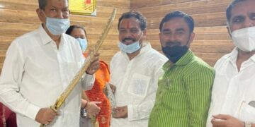 राष्ट्रीय मजदूर कांग्रेस के उपाध्यक्ष ने हरीश रावत को भेंट की तलवार