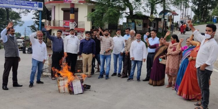 महंगाई और बेरोजगारी के विरोध में कांग्रेस ने फूंका भाजपा सरकार का पुतला